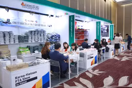 Các doanh nghiệp Việt Nam-Hàn Quốc giao thương trực tiếp tại sự kiện. (Ảnh: Hoàng Hùng/TTXVN)