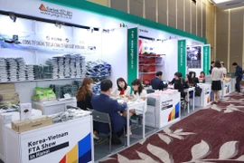 Các doanh nghiệp Việt Nam-Hàn Quốc giao thương trực tiếp tại sự kiện. (Ảnh: Hoàng Hùng/TTXVN)