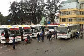 Dịch vụ vận tải hành khách bằng xe khách tại Bến xe Lương Yên. (Ảnh: Hoàng Hùng/TTXVN)