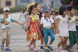 Một nhóm trẻ em trong ngày Quốc khánh ở thủ đô Bình Nhưỡng. (Ảnh: Christian Petersen-Clausen)