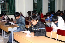 Người đi lao động tại Hàn Quốc dự thi kiểm tra tiếng Hàn. (Ảnh: Hữu Việt/TTXVN)