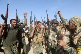 Lực lượng tự vệ người Shiite chiến đấu cùng quân đội Iraq trong chiến dịch chống IS ở Baiji, Iraq. (Nguồn: AFP/TTXVN)