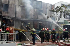 Cháy lớn Thành phố Hồ Chí Minh thiêu rụi hơn 10 phòng trọ, quán ăn