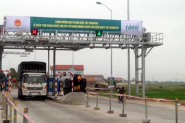 Trạm thu phí BOT Tasco trong ngày đưa vào thử nghiệm công nghệ thu phí không dừng. (Ảnh: Quang Toàn/TTXVN)