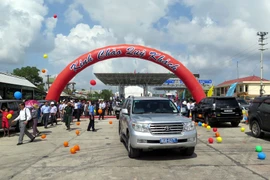 Các phương tiện lưu thông trên Quốc lộ 1A trong ngày thông xe. (Ảnh: Quốc Việt/TTXVN)