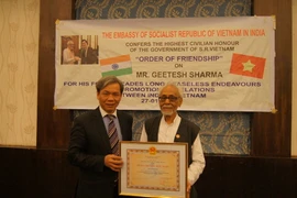 Tặng Huân chương cho Chủ tịch Ủy ban đoàn kết Ấn-Việt