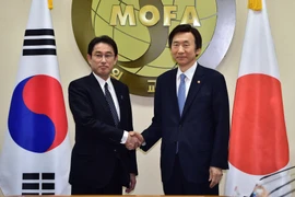 Ngoại trưởng Hàn Quốc Yun Byung-Se (phải) và Ngoại trưởng Nhật Bản Fumio Kishida (trái) tại cuộc hội đàm ở thủ đô Seoul. (Nguồn: AFP/TTXVN)