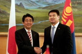 Thủ tướng Mông Cổ Chimed Saikhanbileg (phải) trong cuộc gặp với với Thủ tướng Nhật Bản Shinzo Abe (trái) tại Ulan Bator. (Nguồn: AFP/TTXVN)