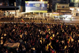 Người dân tụ tập bên ngoài trụ sở của đảng cầm quyền Liên minh Đất nước để phản đối chính phủ của Tổng thống Rafael Correa tại Quito. (Nguồn: Reuters)