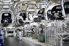 Dây chuyền sản xuất xe hơi bên trong nhà máy của hãng Volkswagen ở Wolfsburg, Đức. (Nguồn: AFP/TTXVN)