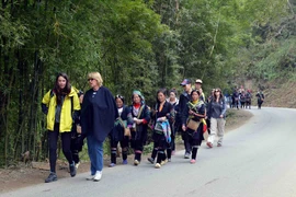 Khách du lịch nước ngoài trải nghiệm du lịch cộng đồng khi đến Sa Pa. (Ảnh: Thanh Hà/TTXVN)