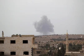 Khói bốc lên sau một cuộc không kích tại Idlib, Syria ngày 1/10. (Reuters/TTXVN)
