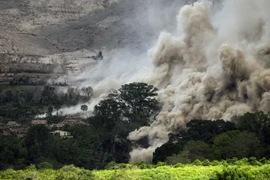 Núi lửa Sinabung phun những cột khói và tro bụi. Ảnh minh họa. (Nguồn: AFP/TTXVN)