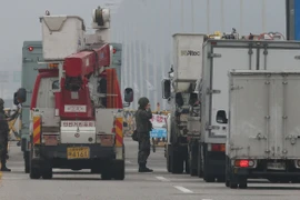 Binh sĩ Hàn Quốc kiểm tra các xe chở hàng tại lối vào khu công nghiệp Keasong ngày 21/8. (Nguồn: Yonhap/TTXVN)