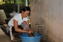 Người dân bản Nậm Tăm (Lai Châu) tại vùng tái định cư thủy điện Sơn La. (Ảnh: Nguyễn Duy/TTXVN)