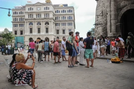 Khách du lịch Mỹ trên đường phố thủ đô Havana, Cuba ngày 18/9. (Nguồn: AFP/TTXVN)
