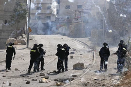 Lực lượng an ninh Israel được triển khai đối phó với người biểu tình bạo động tại Issawiya, khu vực lân cận đông Jerusalem ngày 4/10. (Nguồn: Reuters/TTXVN)