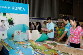 Những sản phẩm đồ chơi Hàn Quốc tỏ ra khá hấp dẫn khách hàng có mặt tại Vietbabyfair 2014. (Ảnh: Hoàng Hải/Vietnam+)