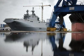 Tàu Mistral ngoài khơi Saint-Nazaire, tây bắc nước Pháp ngày 9/5/2014. (Nguồn: AFP/TTXVN)