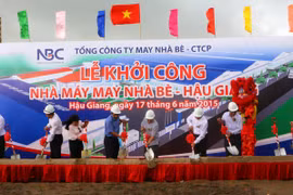 Lãnh đạo Tổng công ty và lãnh đạo tỉnh Hậu Giang thực hiện nghi thức động thổ nhà máy. (Ảnh: Huỳnh Sử/TTXVN)