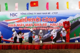 Lãnh đạo Tổng công ty và lãnh đạo tỉnh Hậu Giang thực hiện nghi thức động thổ nhà máy. (Ảnh: Huỳnh Sử/TTXVN)