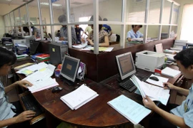 Hoạt động nghiệp vụ theo quy trình thủ tục hải quan điện tử tại Chi cục Hải quan Bắc Thăng Long, Hà Nội. (Ảnh: Phạm Hậu/TTXVN)