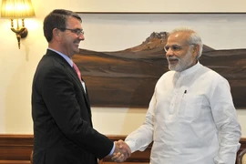 Thủ tướng Ấn Độ Narendra Modi (phải) có cuộc gặp với Bộ trưởng Quốc phòng Mỹ Ashton Carter (trái). (Nguồn: AFP/TTXVN)