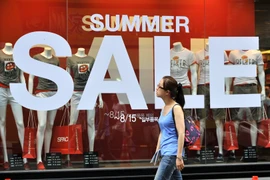 Quảng cáo hạ giá tại một cửa hàng ở trung tâm kinh doanh thủ đô Seoul. (Nguồn: AFP/TTXVN)