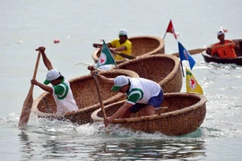 Hội thi bơi thúng, lắc thúng trong khuôn khổ Festival Biển Nha Trang 2013. (Ảnh: Thanh Hà/TTXVN)