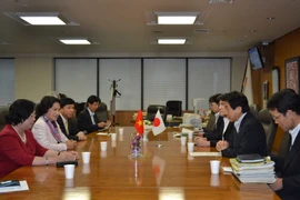 Đoàn Việt Nam trong một buổi làm việc tại Nhật. (Nguồn: TTXVN)