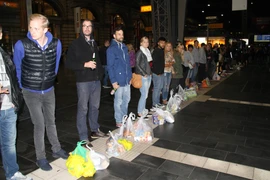 Nhân viên tình nguyện chuẩn bị thực phẩm chờ chuyến tàu đặc biệt chở hàng trăm người di cư tới Frankfurt am Main, miền tây nước Đức ngày 5/9. (Nguồn: AFP/TTXVN)