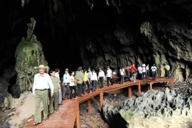 Khách tham quan và khám phá vẻ đẹp độc đáo của Hang Tối, nằm trong quần thể di sản thiên nhiên thế giới Phong Nha-Kẻ Bàng. (Ảnh: Minh Đức/TTXVN)