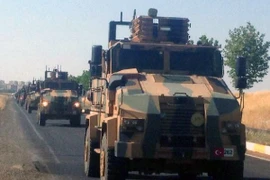 Xe quân sự Thổ Nhĩ Kỳ gác gần Kilis, khu vực giáp giới với Syria. (Nguồn: THX/TTXVN)