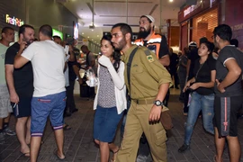 Cảnh sát Israel sơ tán người dân tại trạm xe buýt sau vụ tấn công. (Nguồn: AFP/TTXVN)