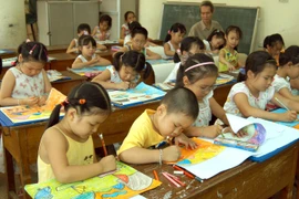 Giờ học vẽ của các em thiếu nhi Nhà văn hóa quận Hai Bà Trưng trong dịp Hè. (Ảnh: Dương Ngọc/TTXVN)