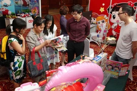 Khách tham quan gian trưng bày các nhân vật hoạt hình của doanh nghiệp Hàn Quốc tại Lễ hội phim hoạt hình Việt Nam-Hàn Quốc năm 2014. (Ảnh: Thanh Tùng/TTXVN)