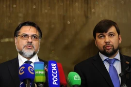 Đại diện Cộng hòa Donetsk tự xưng Denis Pushilin (phải) và Cộng hòa Luhansk tự xưng Vladislav Deynego trong cuộc họp báo ở Minsk, Belarus ngày 2/6. (Nguồn: AFP/TTXVN)