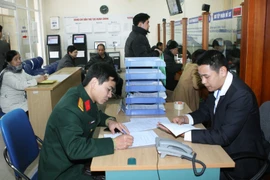 Bộ phận một cửa của Ủy ban Nhân dân quận Hoàng Mai, Hà Nội có nhiều cải cách trong thủ tục hành chính hỗ trợ người dân. (Ảnh: Phương Hoa/TTXVN)