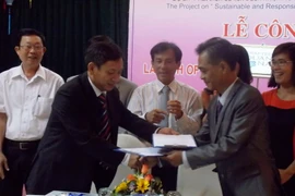 Ký kết biên bản giao nhận “Con dấu xác thực” giữa các đơn vị, tổ chức tham gia chương trình. (Ảnh: Đoàn Hữu Trung/Vietnam+)