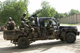 Binh sĩ Nigeria gác bên ngoài một hội nghị cấp cao bàn về chiến lược chống Boko Haram, tại thành phố Diffa. (Nguồn: Reuter/TTXVN)