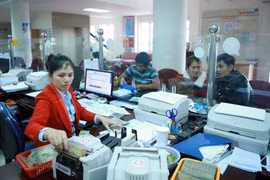 Giao dịch tại Ngân hàng Vietinbank. (Ảnh: Hoàng Hùng/TTXVN)