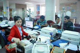 Giao dịch tại Ngân hàng Vietinbank. (Ảnh: Hoàng Hùng/TTXVN)
