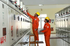Kiểm tra, vận hành thiết bị tại trạm biến áp Bắc An Khánh. (Ảnh: Ngọc Hà/TTXVN)
