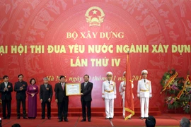 Phó Thủ tướng Vũ Văn Ninh trao Huân chương Độc lập hạng Nhất cho Bộ Xây dựng. (Ảnh: Tuấn Anh/TTXVN)