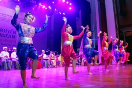 Tiết mục văn nghệ tại đêm khai mạc. (Ảnh: TTXVN phát)