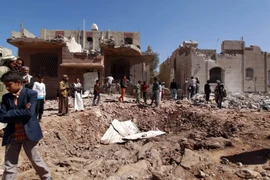 Hiện trường một cuộc không kích của liên quân Arab tại Sanaa. (Nguồn: AFP/TTXVN)
