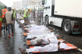 Thi thể các nạn nhân vụ giẫm đạp. (Nguồn: Reuter/TTXVN)