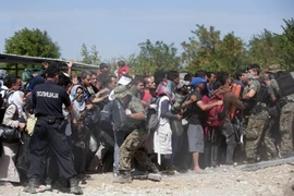 Người di cư xô xát với cảnh sát tại thị trấn Gevgelija ở biên giới Macedonia-Hy Lạp ngày 7/9. (Nguồn: AFP/TTXVN)