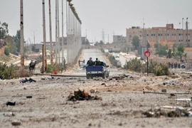 Các chiến binh người Kurd tại khu vực ngoại ô Al-Nashwa, tỉnh Hasakeh ngày 26/7. (Nguồn: AFP/TTXVN)