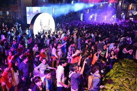 [Photo] Sapporo Countdown 2015: Chung đón thời khắc vàng